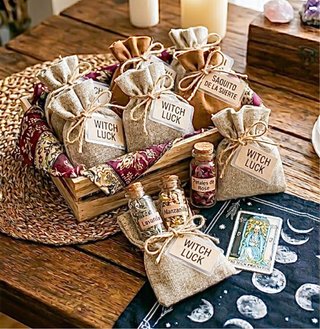 Kit completo di Streghe con tutto il necessario per le tue letture di tarocchi