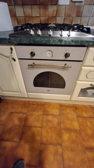 Cucina completa beige e marrone