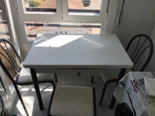 Mesa de cocina blanca y negra