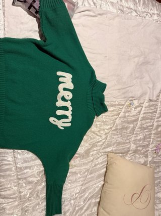 Maglione natalizio verde con scritta merry