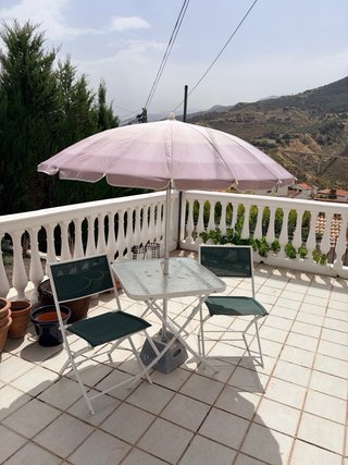 Conjunto mesa cristal, 2 sillas, sombrilla y pie