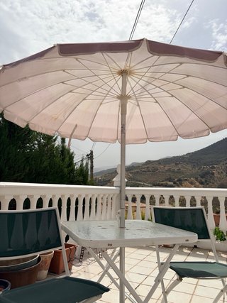 Conjunto mesa cristal, 2 sillas, sombrilla y pie