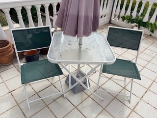 Conjunto mesa cristal, 2 sillas, sombrilla y pie