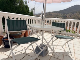 Conjunto mesa cristal, 2 sillas, sombrilla y pie