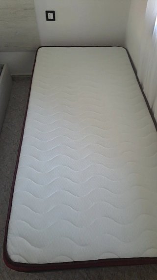 Cama individual con somier metálico