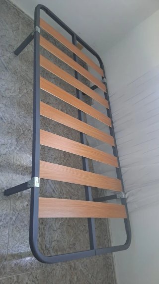 Cama individual con somier metálico