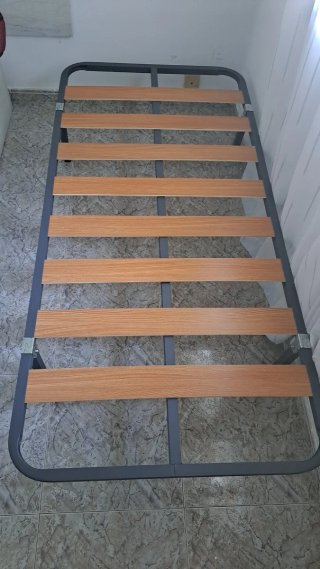 Cama individual con somier metálico
