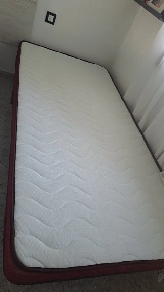 Cama individual con somier metálico