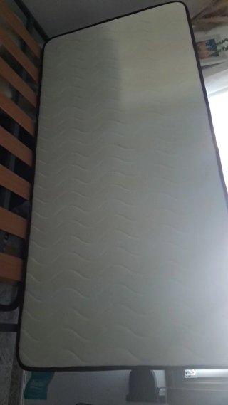 Cama individual con somier metálico