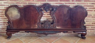 Habitación completa antigua de madera maciza