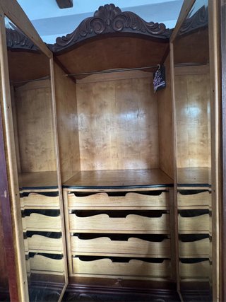 Habitación completa antigua de madera maciza