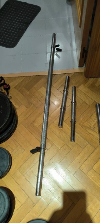 Rack de pesas, barras, mancuernas y discos