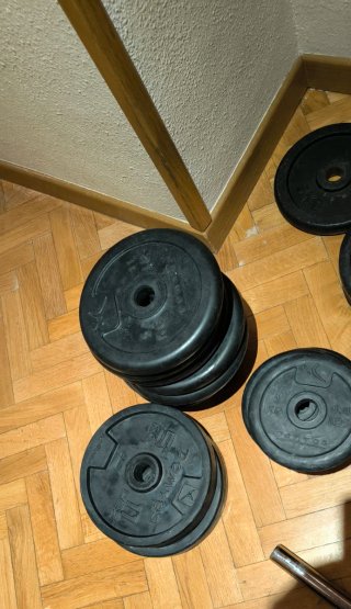 Rack de pesas, barras, mancuernas y discos