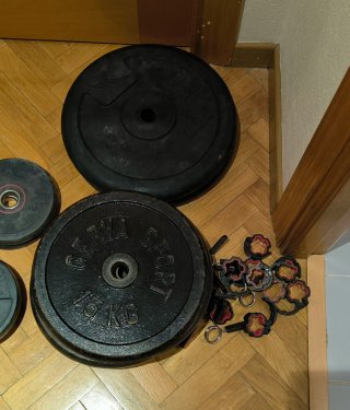 Rack de pesas, barras, mancuernas y discos