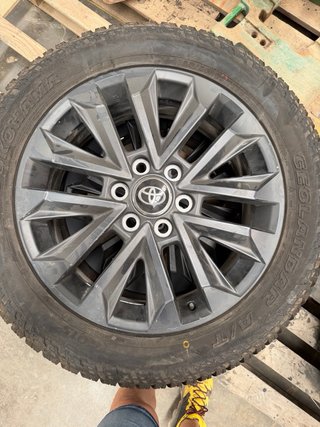 Llantas Toyota Land Cruiser  Semi nuevas