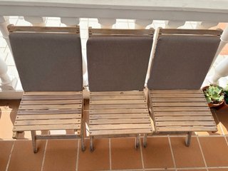 3 sillas plegables de madera con cojines incluidos