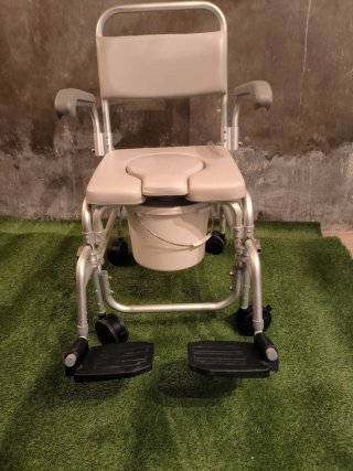 Silla para baño portátil con ruedas