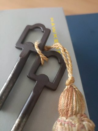 Llaves antiguas y borla decorativa