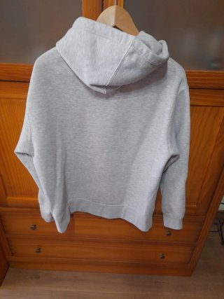Sudadera gris con capucha.