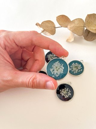 Colgante Resina Flor Azul Plata