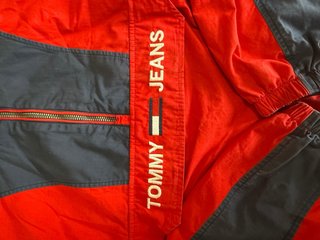 Giacca Tommy Jeans a vento rossa e blu