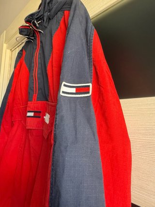 Giacca Tommy Jeans a vento rossa e blu