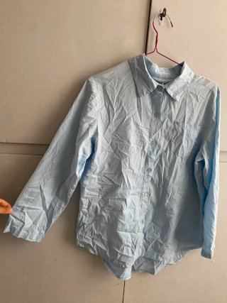 Camisa azul de manga larga