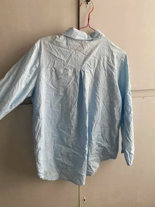 Camisa azul de manga larga