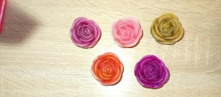 Figure di cera di angeli e rose