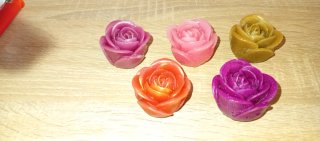 Figure di cera di angeli e rose