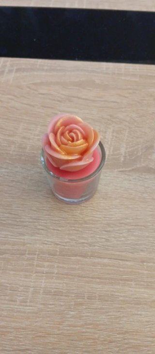 Figure di cera di angeli e rose