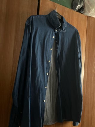 Camisa azul de manga larga