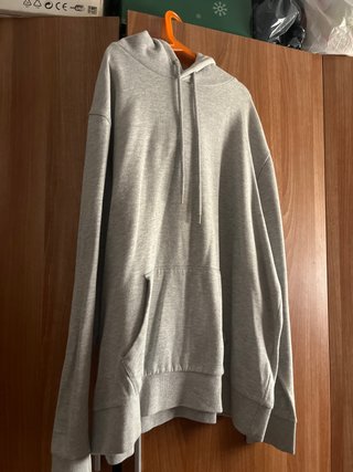 Sudadera gris con capucha