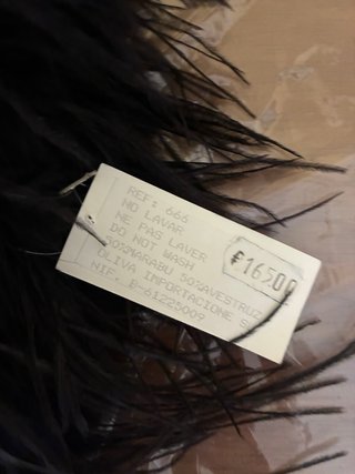 Estola de plumas negras con lazo opcional.