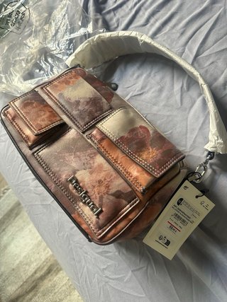 Bolso floral beige y rojo