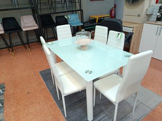 Mesa cristal y 6 sillas blancas