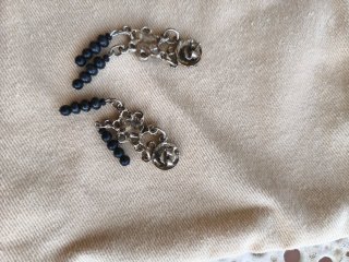 Pendientes fantasía flor con cuentas negras