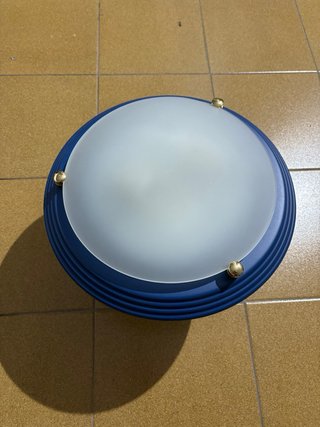 Lámpara azul con detalles dorados
