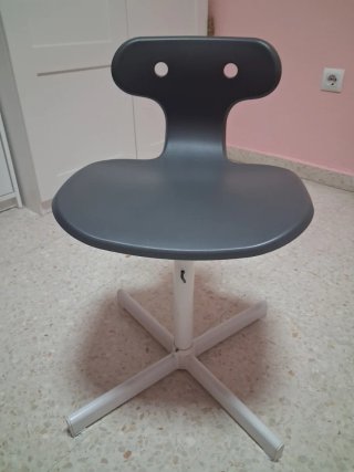 Silla de oficina gris y blanca