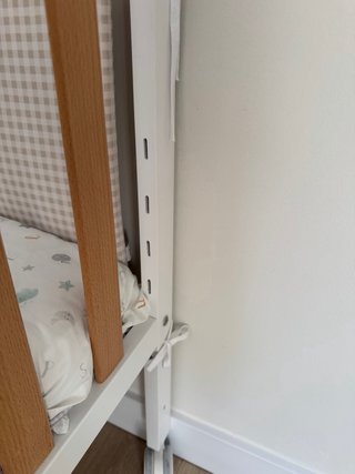 Cuna de bebé de madera y blanca