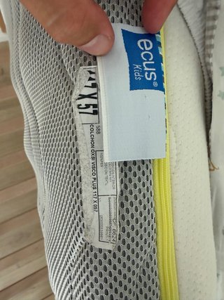Cuna de bebé de madera y blanca