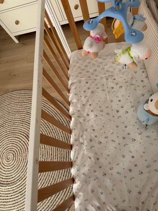 Cuna de bebé de madera y blanca