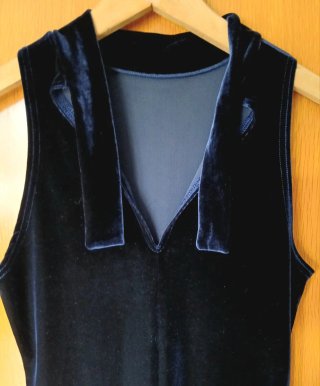 Vestido largo azul de terciopelo sin mangas
