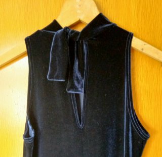 Vestido largo azul de terciopelo sin mangas