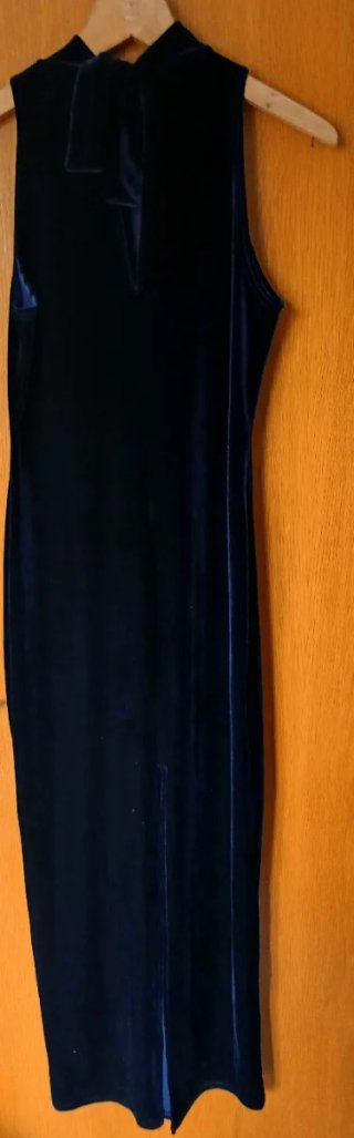 Vestido largo azul de terciopelo sin mangas