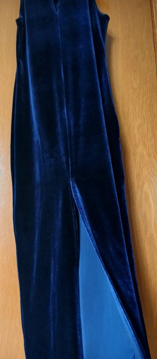 Vestido largo azul de terciopelo sin mangas