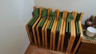 Sillas de madera y tela verdes