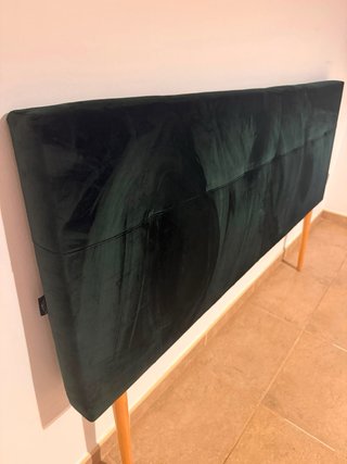 Cabecero terciopelo verde patas madera