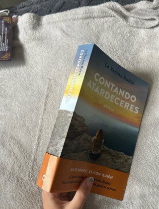 Contando atardeceres novela : no es dónde, es c...