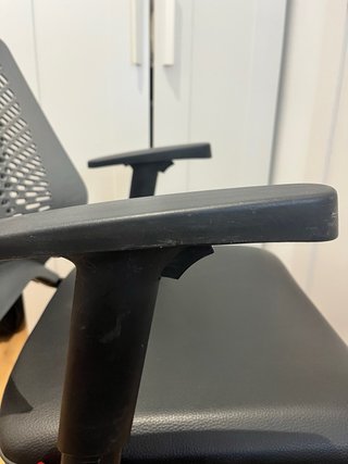 Silla oficina ergonómica con reposabrazo regulable